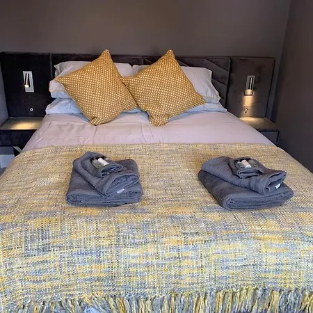 Staintons, In Centre, Access Apartment *